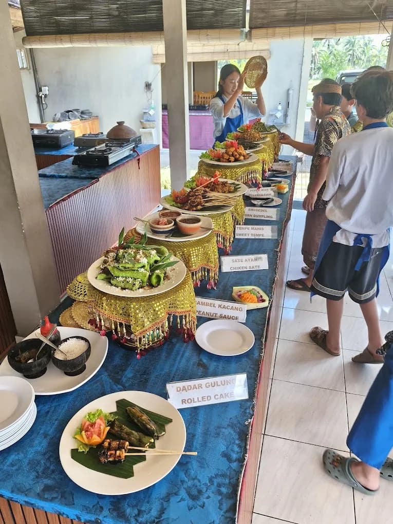 The Petulu class buffet with dadar gulung and handwritten dish labels, on a food day near Ubud